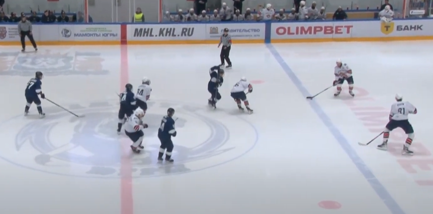 Мамонты вырвали победу у Лисов в серии буллитов